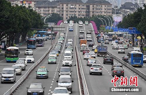 资料图：福州市民驾驶机动车行驶在道路上。中新社记者 张斌 摄