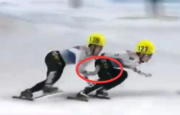 大冬会韩国选手内讧双双摔出赛道，中国选手夺