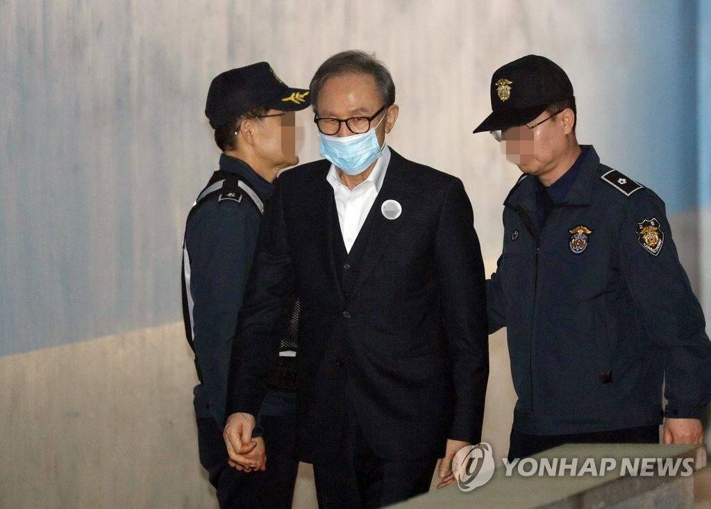 韩国前总统李明博被捕349天后被保释