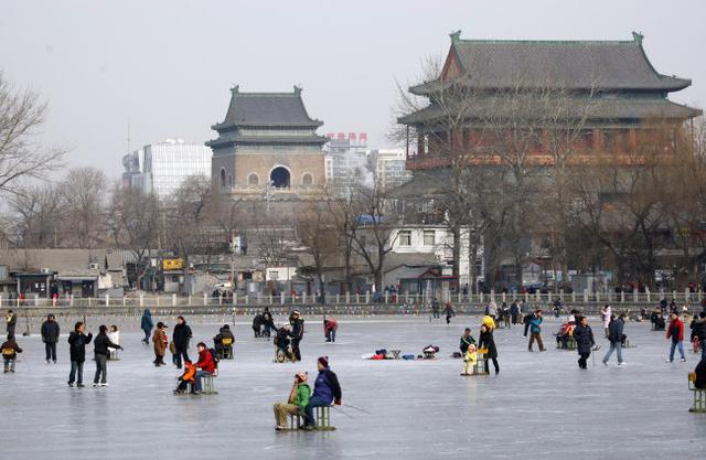北京什刹海冰场未开门 居民纷纷滑野冰过瘾