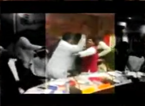 为了一块石头，印度两议员当记者面抡鞋互殴