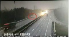 小情侣吵架抢方向盘 高速上轿车连转几