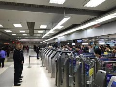 <b>一女士想让儿子尾随自己过闸机赴澳门</b>