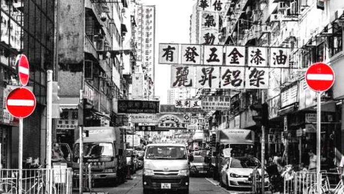 香港当地的房子大多都没有阳台，加上一栋楼紧挨着一栋楼，显得城市密度特别大，也确实是如此，香港人还喜欢把楼房建得特别高。要知道在中国城市，阳台的功能主要是种点绿植、晾晒衣服、放点杂物什么的，在晴天还能晒会太阳，似乎有百利而无一害，但为什么唯有在香港的住宅对阳台的需求少之又少呢？