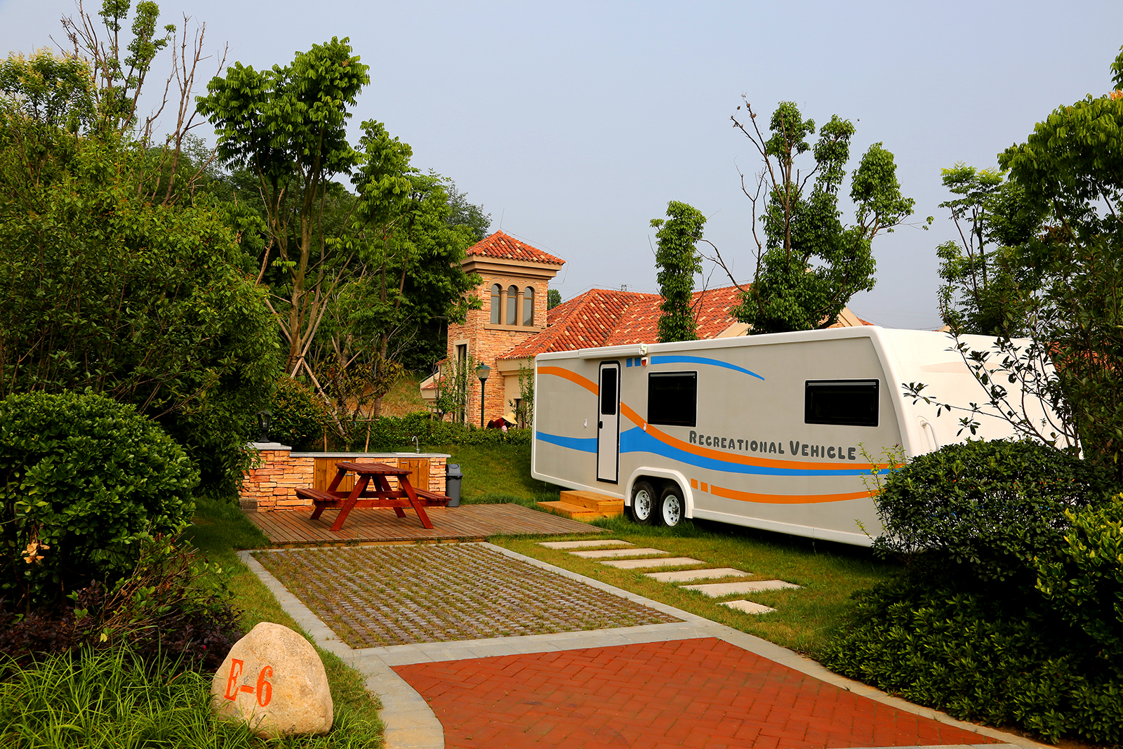 黄山西大门途居房车露营地房车1辆（含黄山房车住宿1晚  含早餐3份）