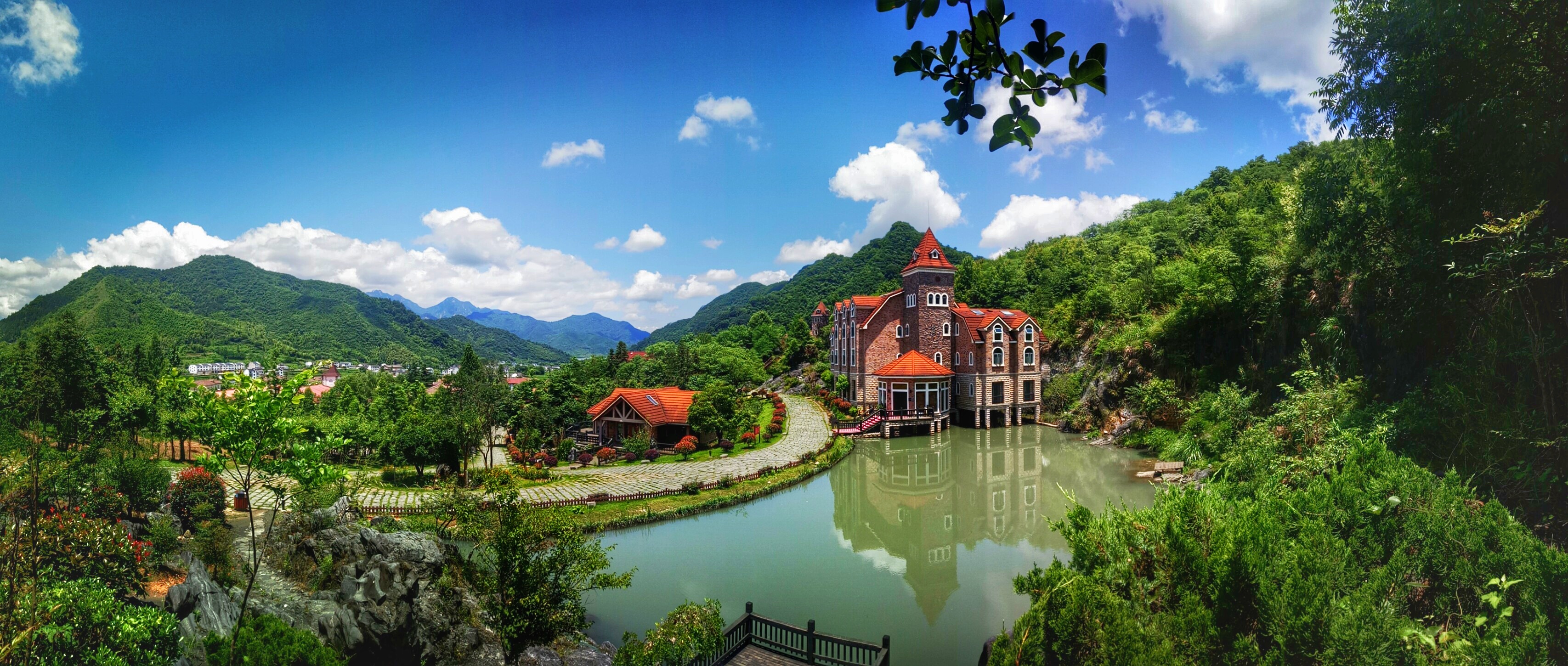 黄山风景区脚下东黄山城堡酒店1晚（含住宿，双人早餐，双人翡翠谷或九龙瀑景区门票）