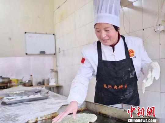 “肉饼西施”走出国门秀技：中国美味“征服”海外粉丝