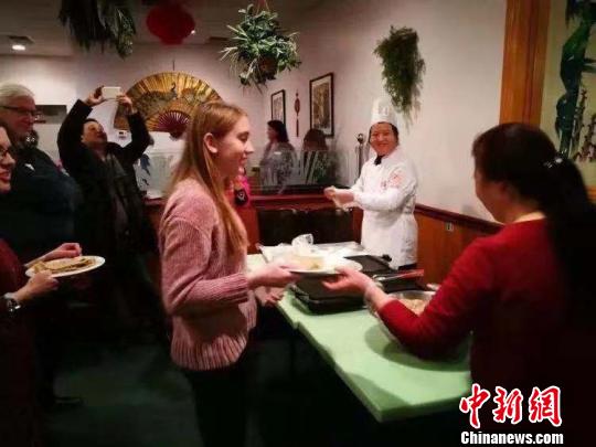 “肉饼西施”走出国门秀技：中国美味“征服”海外粉丝