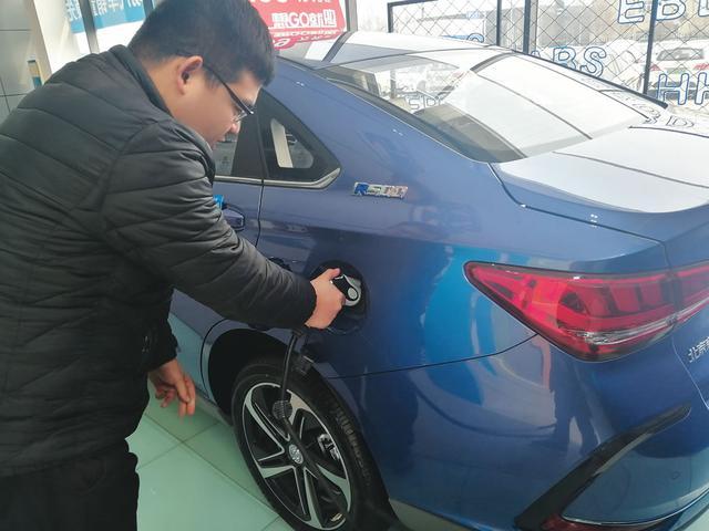 潍坊不少市民对新能源汽车感兴趣 买车养车都省不少