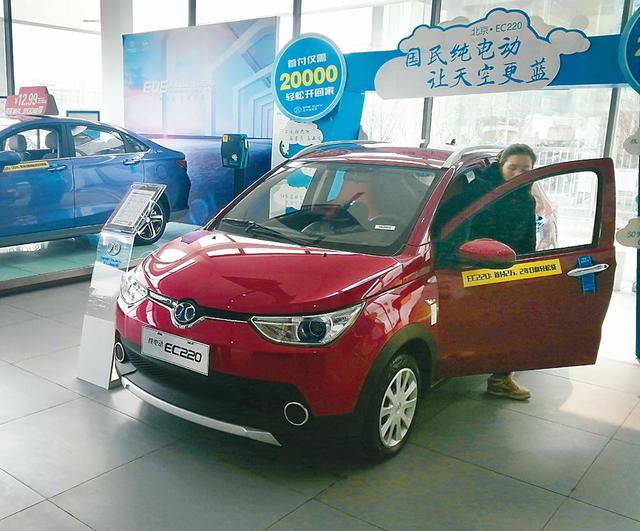 潍坊不少市民对新能源汽车感兴趣 买车养车都省不少