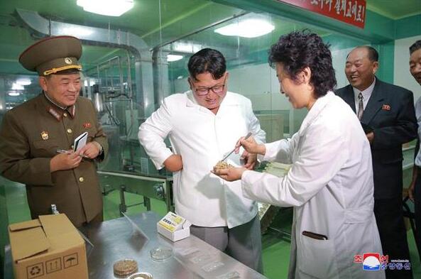 金正恩视察军方食品厂生产线 称纳豆好吃健康