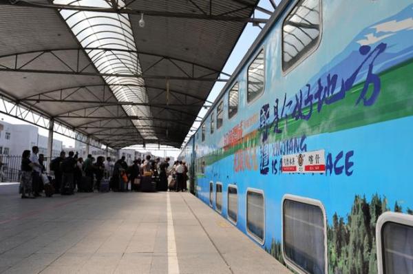 新疆铁路打造“坐着火车游新疆”旅游品牌 “铁路+旅游”释放经济带动效应