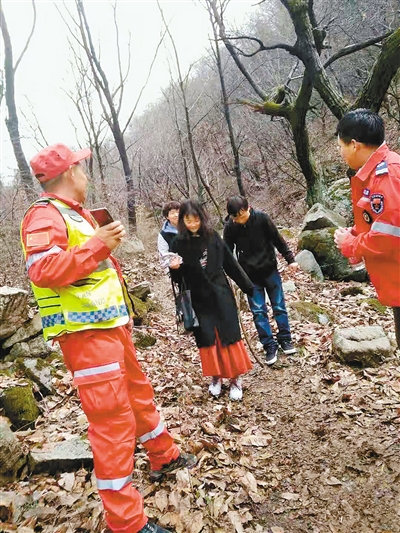 进山游玩需谨慎 五名大学生迷失秦岭