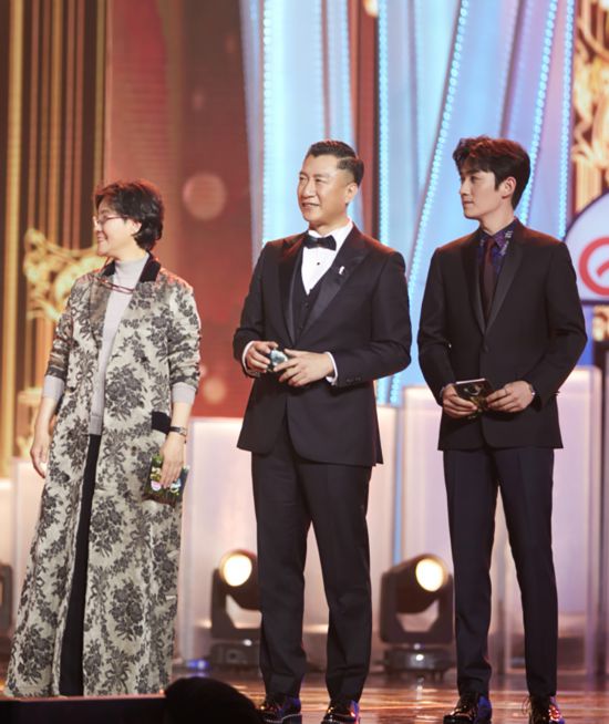 朱一龙出席2019电视剧品质盛典收获双项荣誉肯定