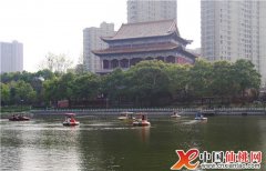 仙桃春意盎然 市民纷纷来公园划船游玩