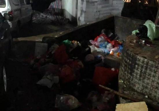 佛山新生女婴被遗弃在垃圾堆:暂无生命危险 警方介入