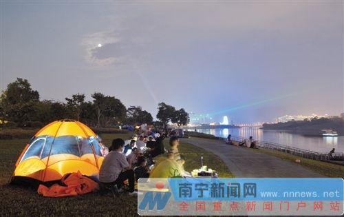 中秋明月照万家市民欢聚南宁各大公园景区游玩赏月