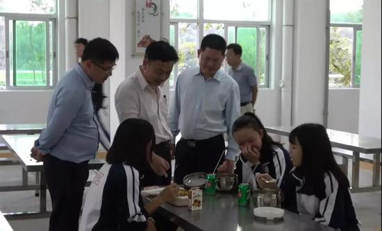 饶平县突击检查校园周边饮食环境 确保学生饮食安全