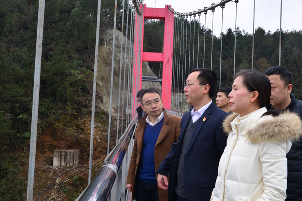 马华到田坝景区检查旅游安全工作