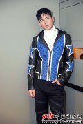魏千翔曝最新写真 从容率性碰撞时尚潮