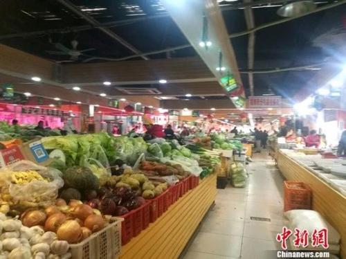 资料图：图为北京一家菜市场内景。 谢艺观 摄