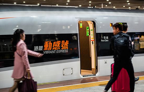 2019年2月20日，广东深圳，乘客登上由深圳北开往西九龙的港铁“动感号”动车组。 东方IC资料图