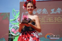 组图:俄罗斯美女展示荔枝王 称赞永兴