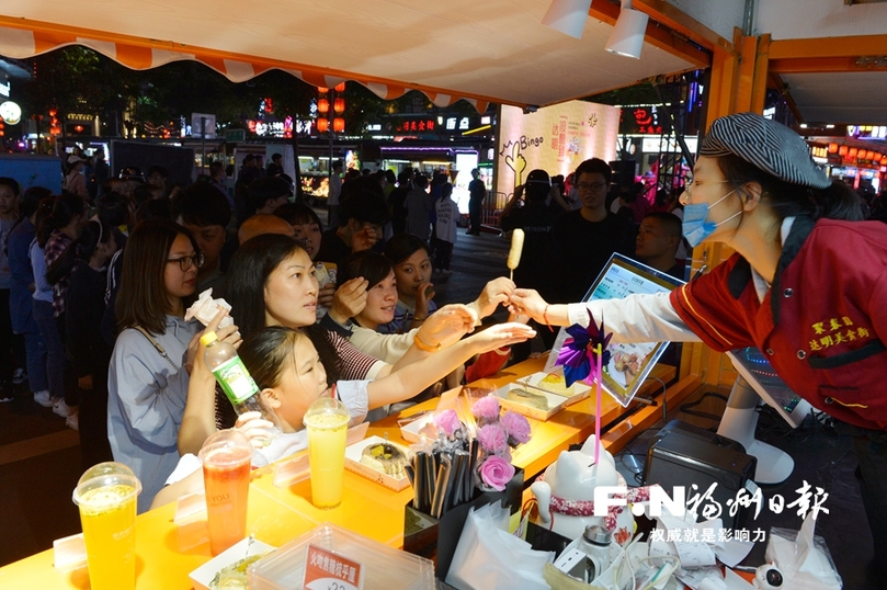 福州首个街头美食访谈秀上演 超5万人次“吃播”达明美食街