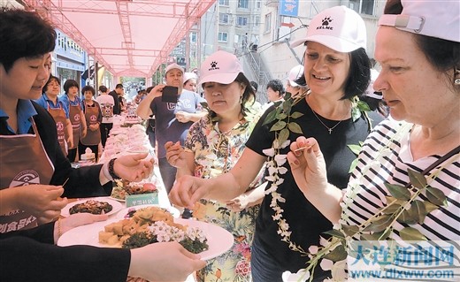 大连：游槐花社区品槐花美食鉴槐花文化