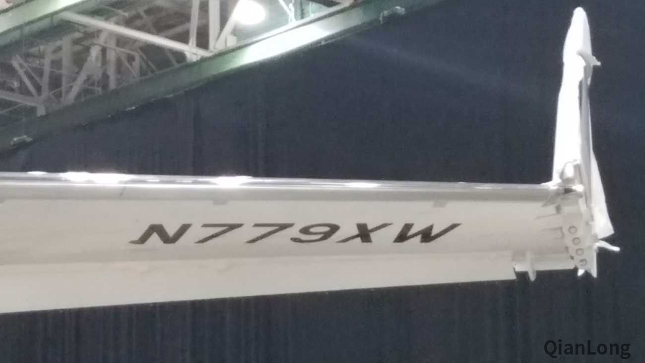 04.喷涂在机翼上的注册号N779X。