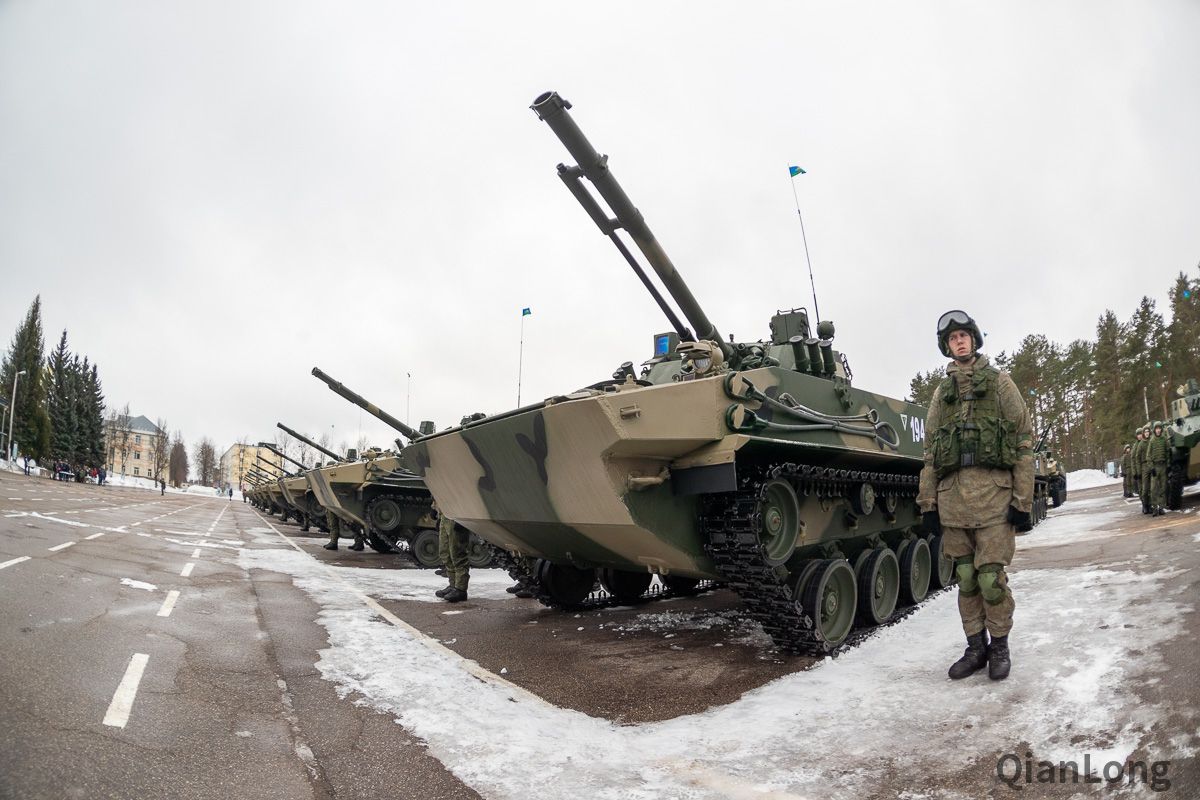 05.即将开走的BMD-4M空降战车，俄军空降部队车组成员全员待命。