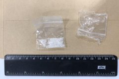 男子口含冰毒过关神情紧张 被查后欲当