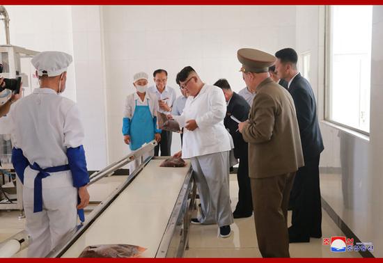 金正恩视察朝鲜人民军工厂（图：朝中社）