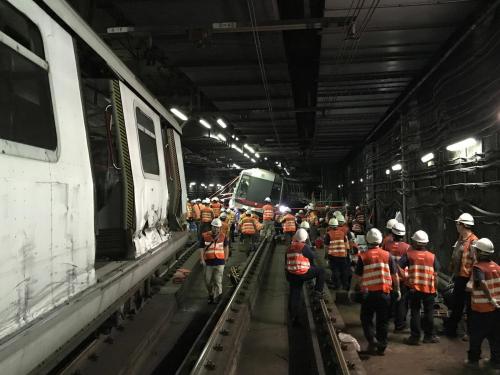 港铁表示，其中一辆被撞的列车，已成功分离车卡。图片来源：香港电台网站
