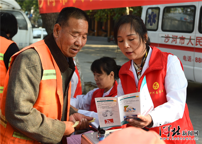 沙河：“健康礼包”关爱户外劳动者