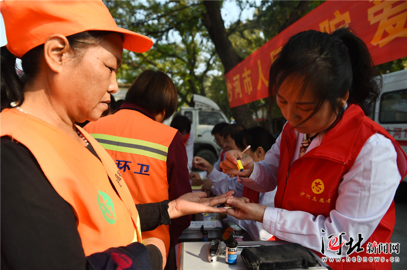 沙河：“健康礼包”关爱户外劳动者