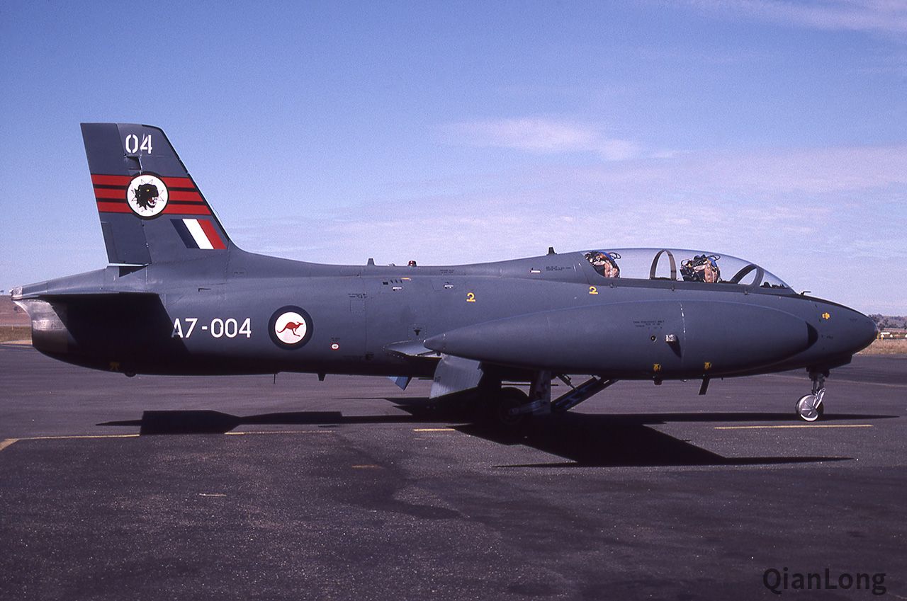 04.皇家澳大利亚空军的阿莱尼亚MB-326教练机(Aermacchi MB-326)。