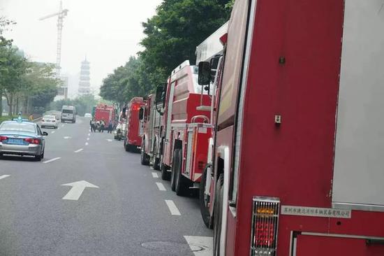 珠江帝景高层着火 物业不让消防车进消火栓还没水