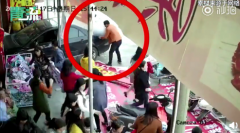 广东男子驾车冲入人群欲点燃油箱 警方