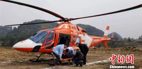 四川一男子游玩摔伤昏迷直升飞机32分钟疾驰救援