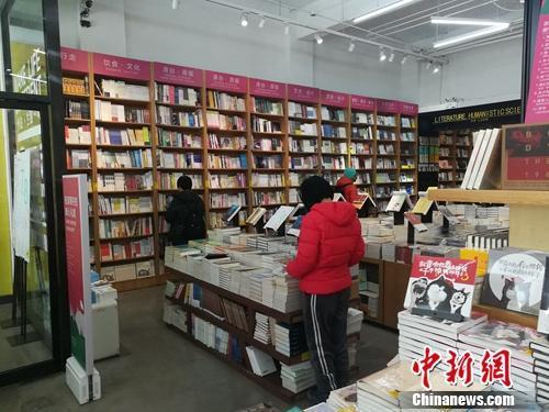 卖咖啡卖简餐成“打卡”圣地……实体书店变味了吗？