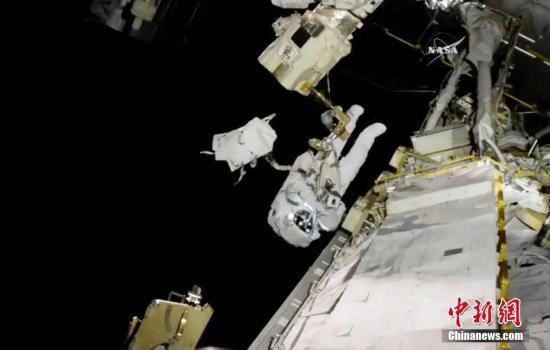 2019首亮相：NASA宇航员为更换电池进行太空行走