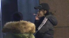 Angelababy手指受伤仍不忘抽烟 医院外吞云