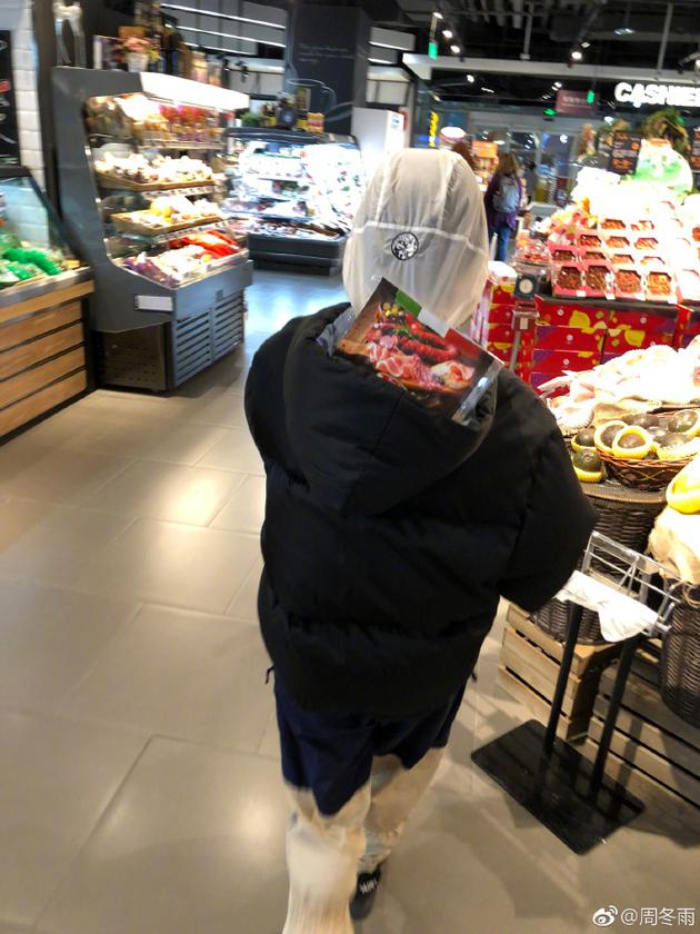 周冬雨用帽子代替塑料袋