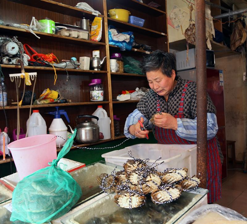 鱼鲞腊味大闸蟹，珍馐美味守护百姓餐桌