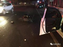 外卖小哥闯红灯后直行 路边司机一个操