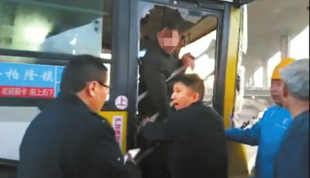 交通事故发生后，犯罪嫌疑人王某某被拦在公交车内不准下车。（视频截图）