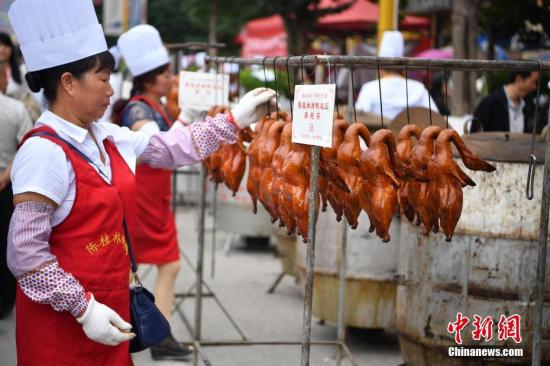资料图：宜良烤鸭至今已有150多年历史，享誉云南各地，被称为滇菜魁首，是云南人最喜爱的传统菜肴之一。 中新社记者 刘冉阳 摄