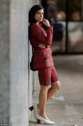 领口深V带来性感 鞋口深V带来“大长腿