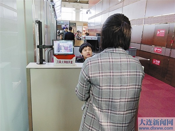 旅客在过安检前，首先要出示机票身份证并“刷脸”通过。